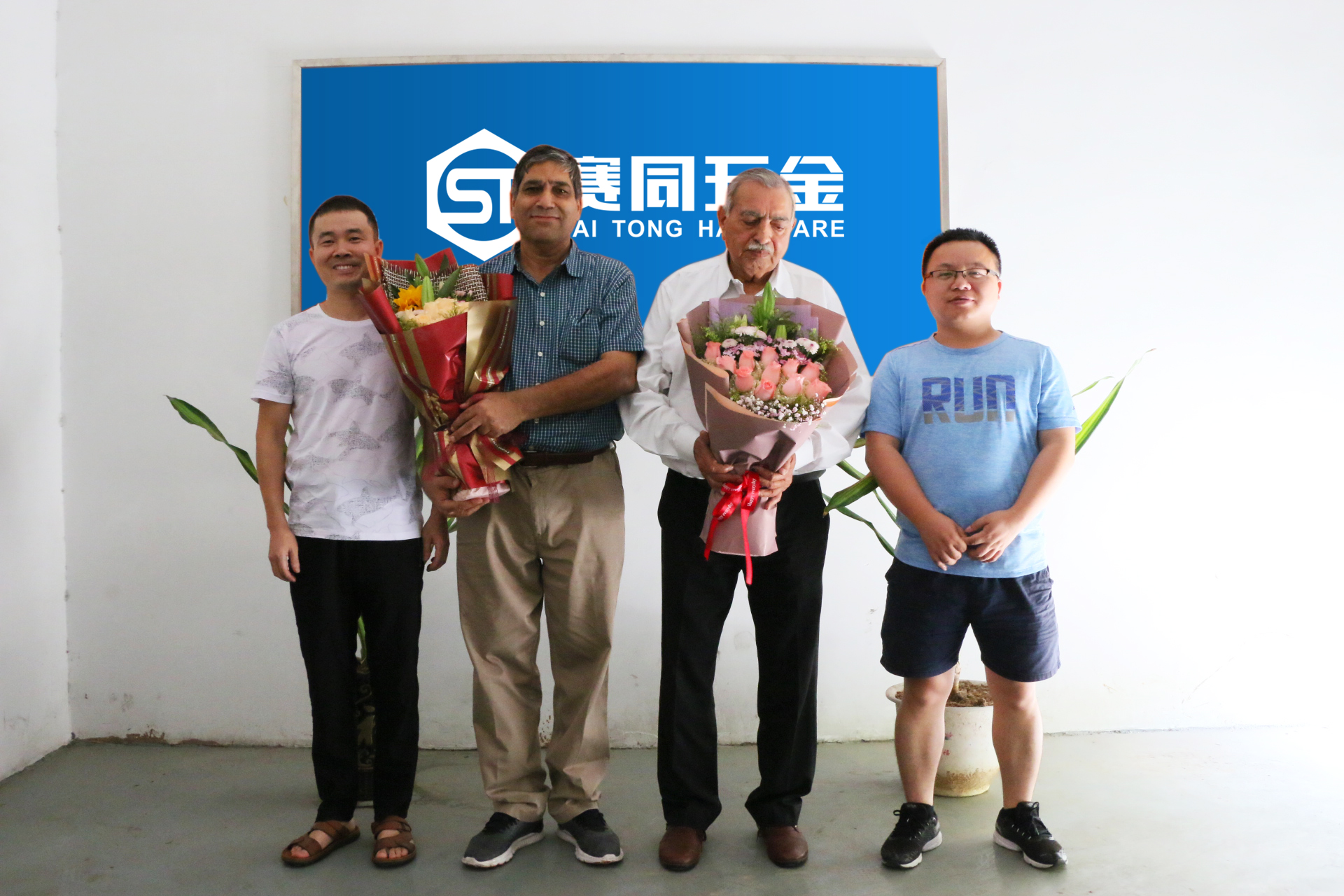 1560069317488945.jpg 印度客戶(hù)合照1.jpg